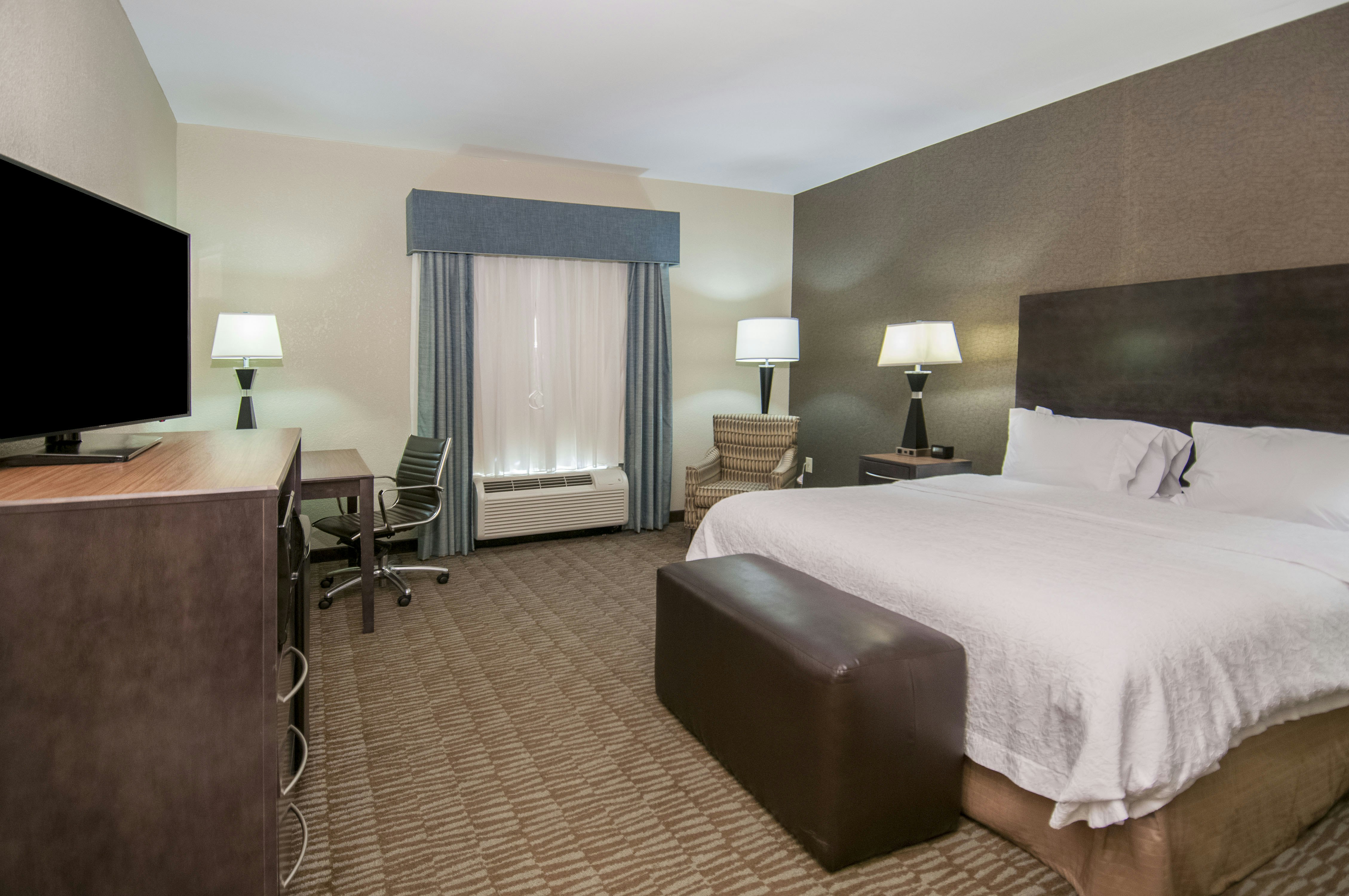 غرفة بسرير كينج مع أريكة، Hampton Inn Hernando Ms 2/10