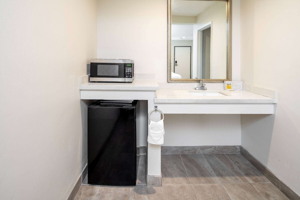Super 8 by Wyndham Bakersfield CA 47/48