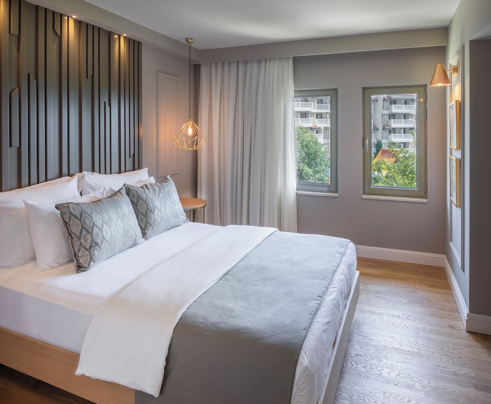 Suite, Double Bed, Sofa, Side View