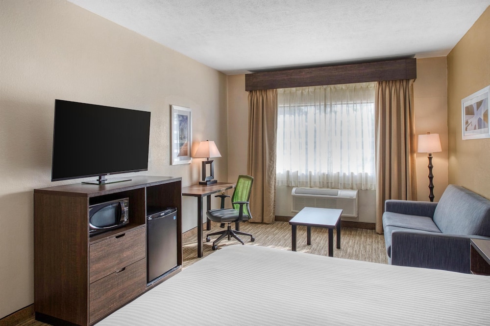 Best Western Champions Forest Inn and Suites 47/61