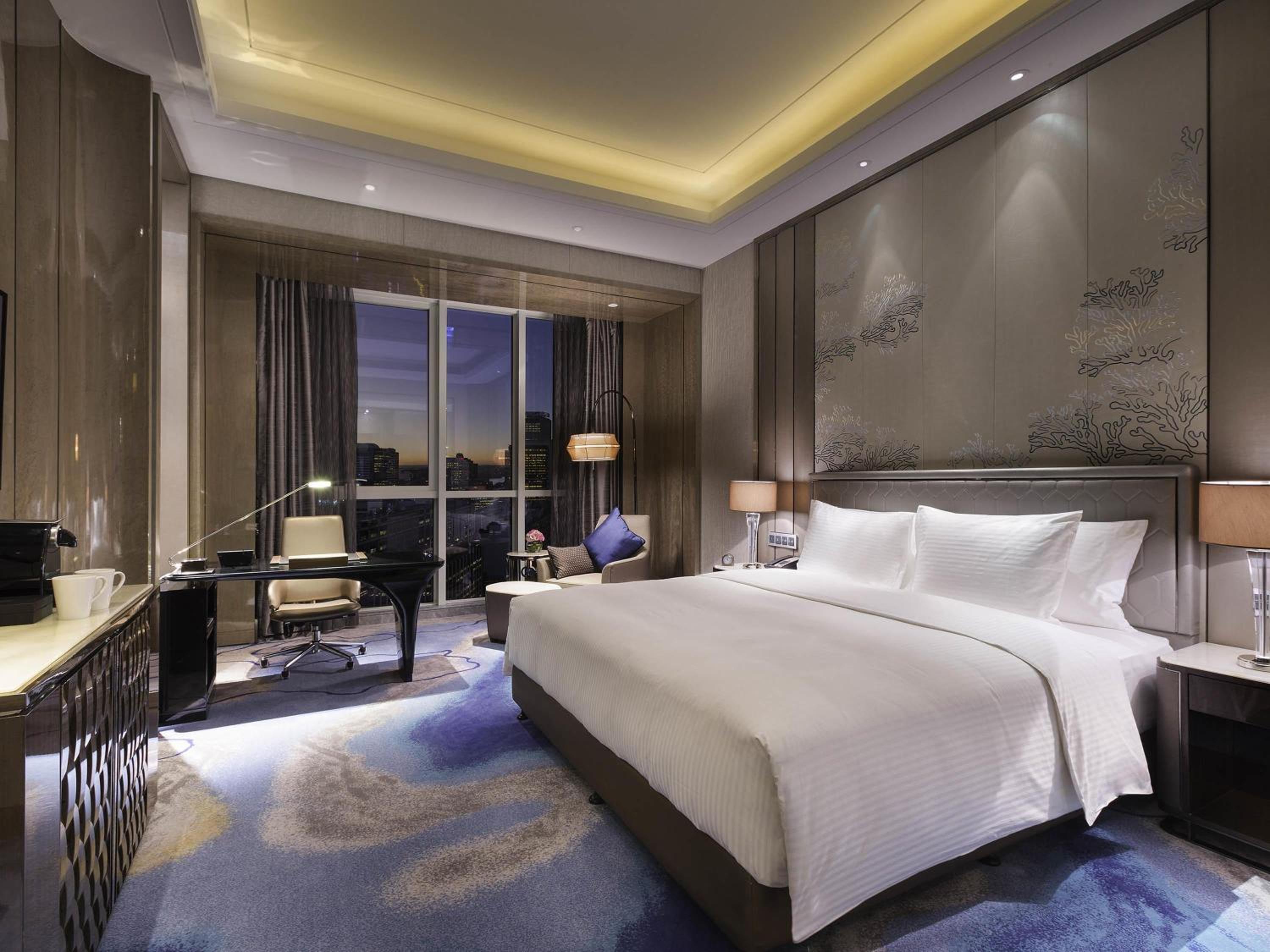 DELUXE, KING BED, CITY VIEW, HIGH FLOOR