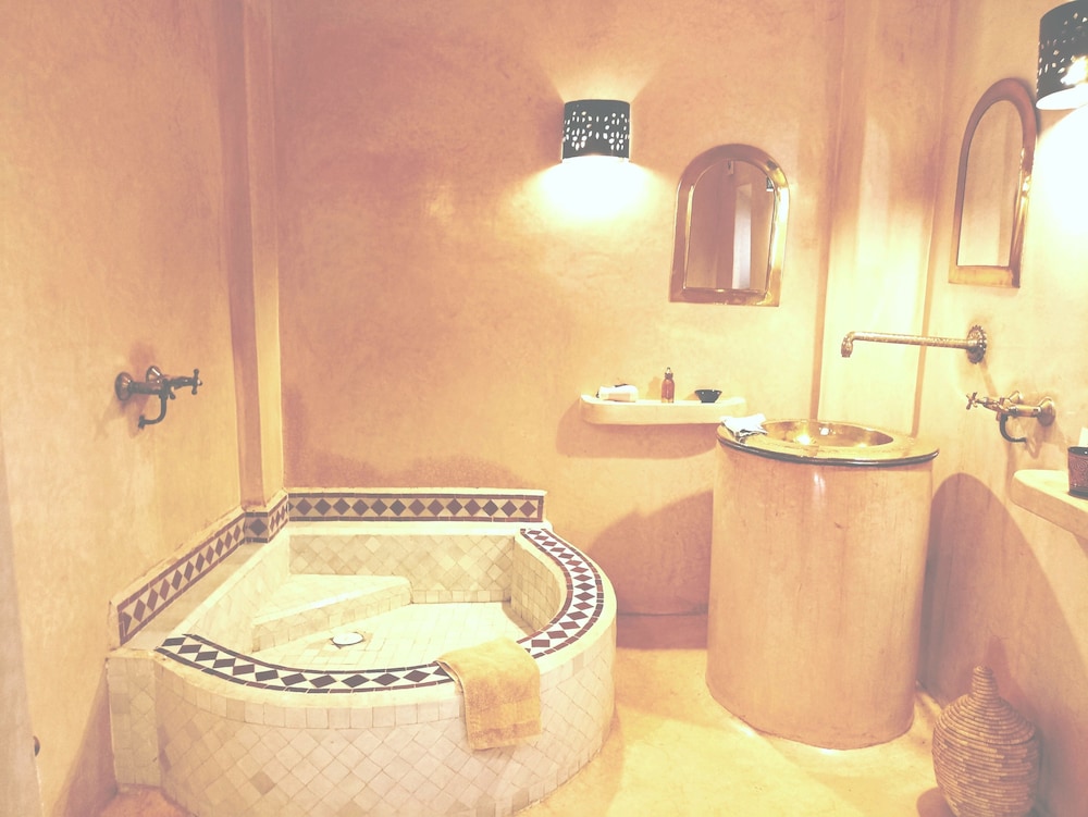 PREMIUM, QUEEN BED, PRIVATE BATHROOM