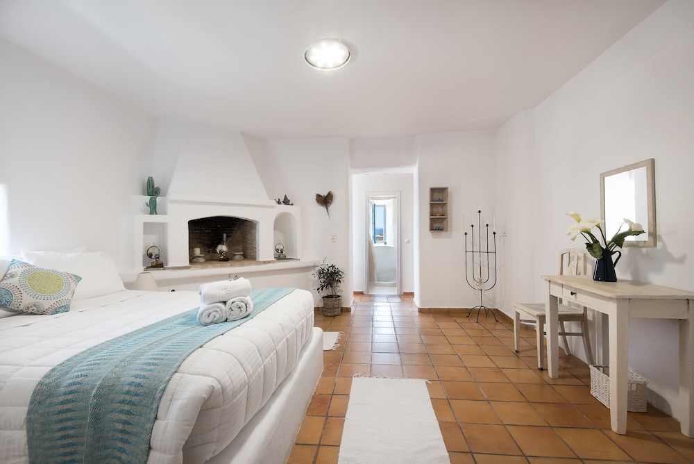 1 Bedroom, Open Plan, Suite, Queen and Twin Beds, Sea View