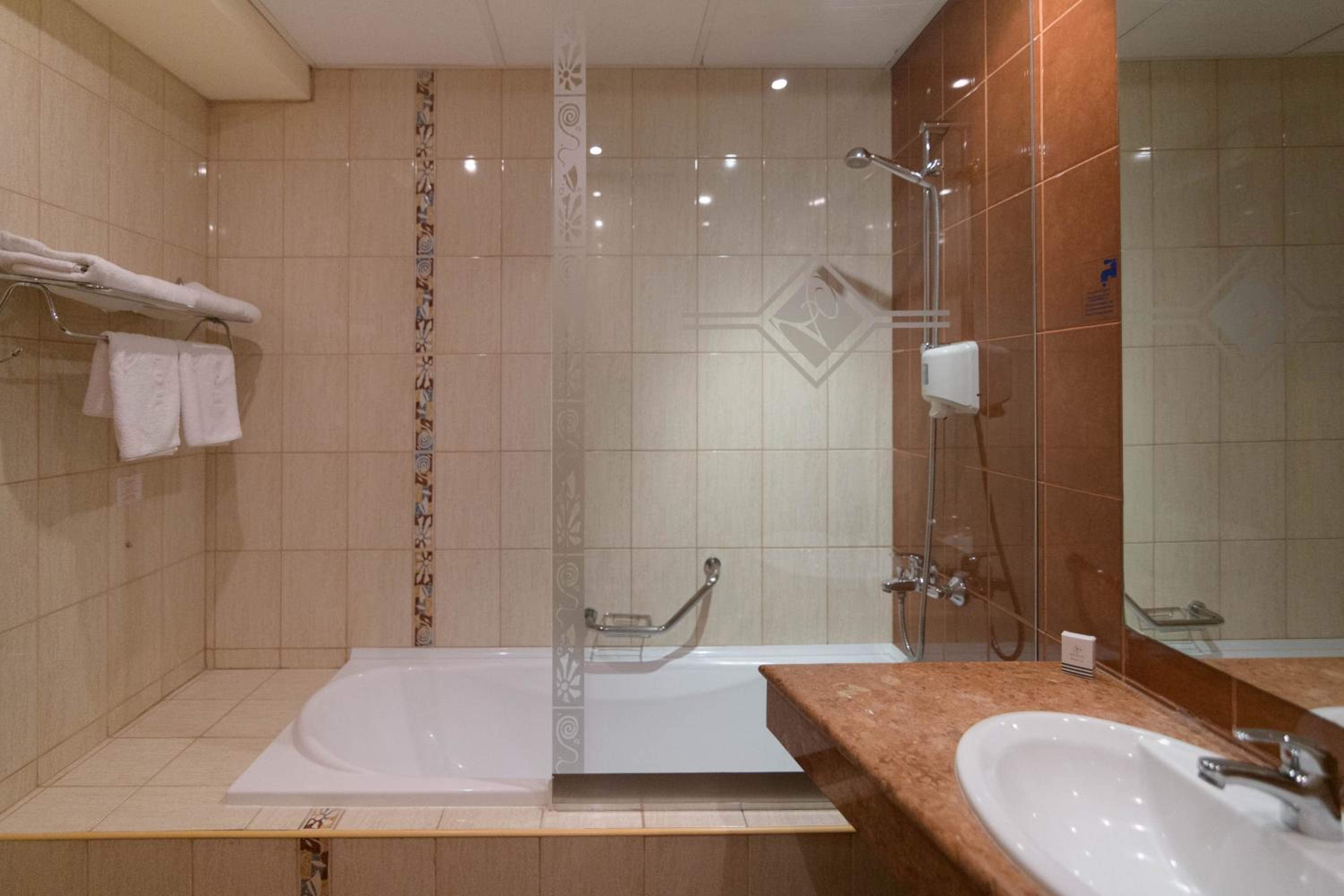 غرفة قياسية ثلاثية، Atlas Hotel 5/6