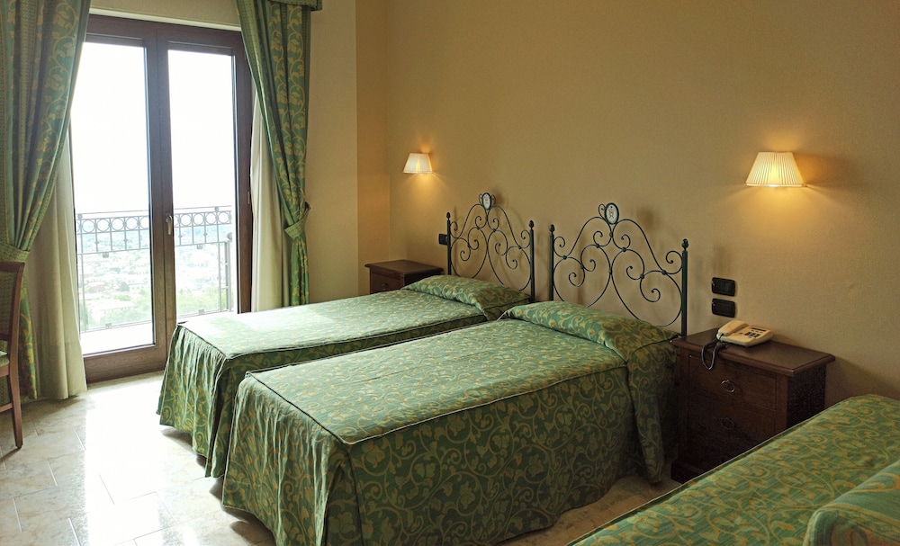 Hotel Primavera Dell'etna 27/47