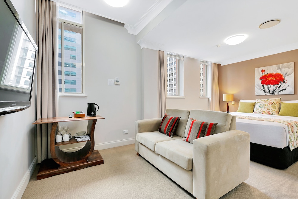 The Manor Apartment Hotel 36/56