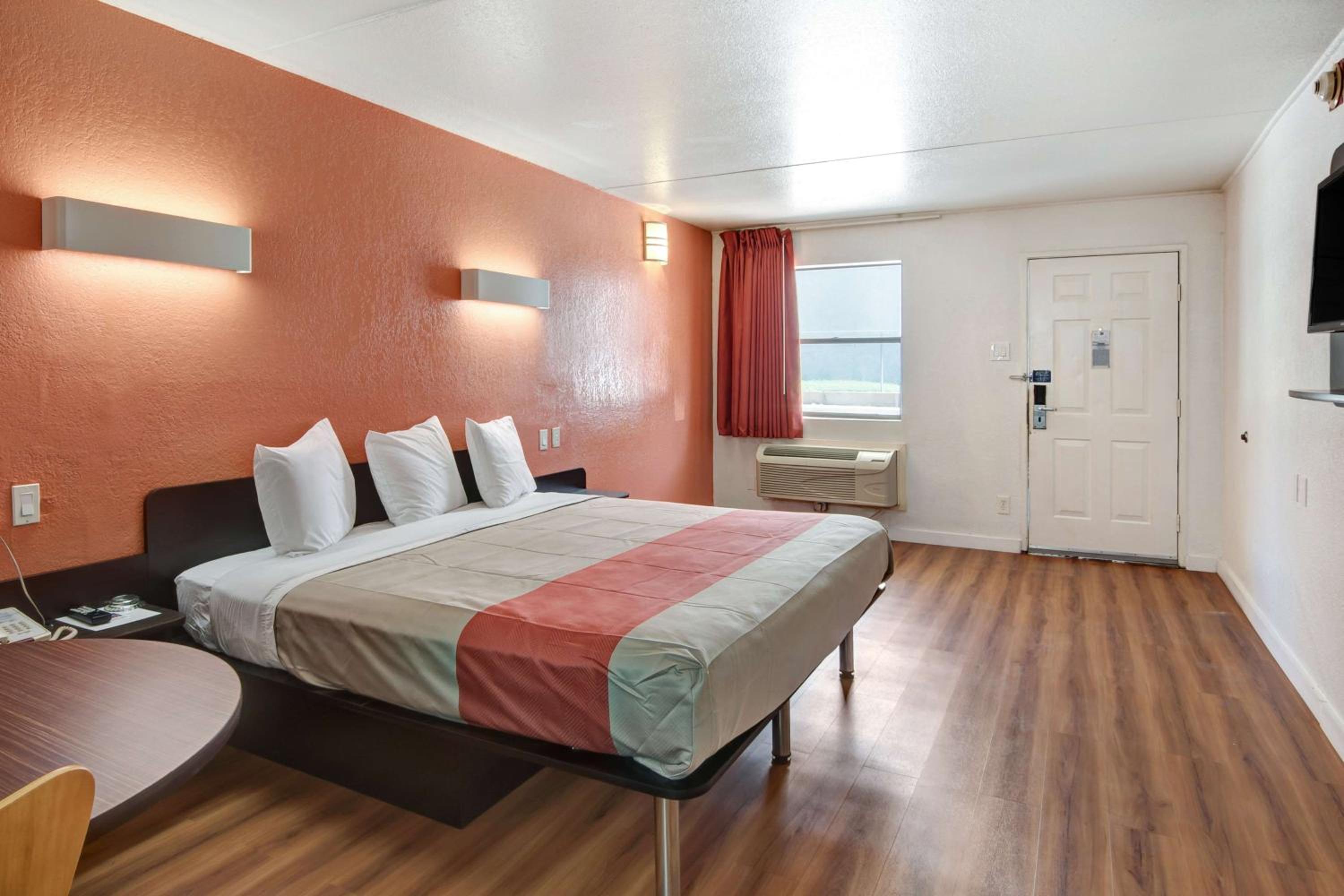 ROOM, KING BED