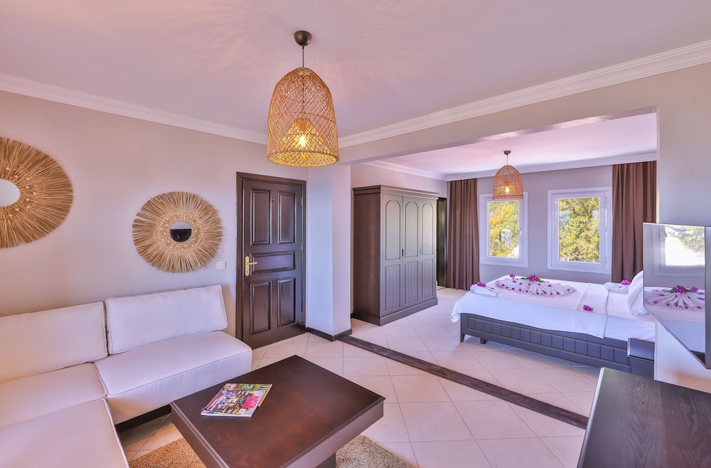 Hill House - Adults Only 17/50