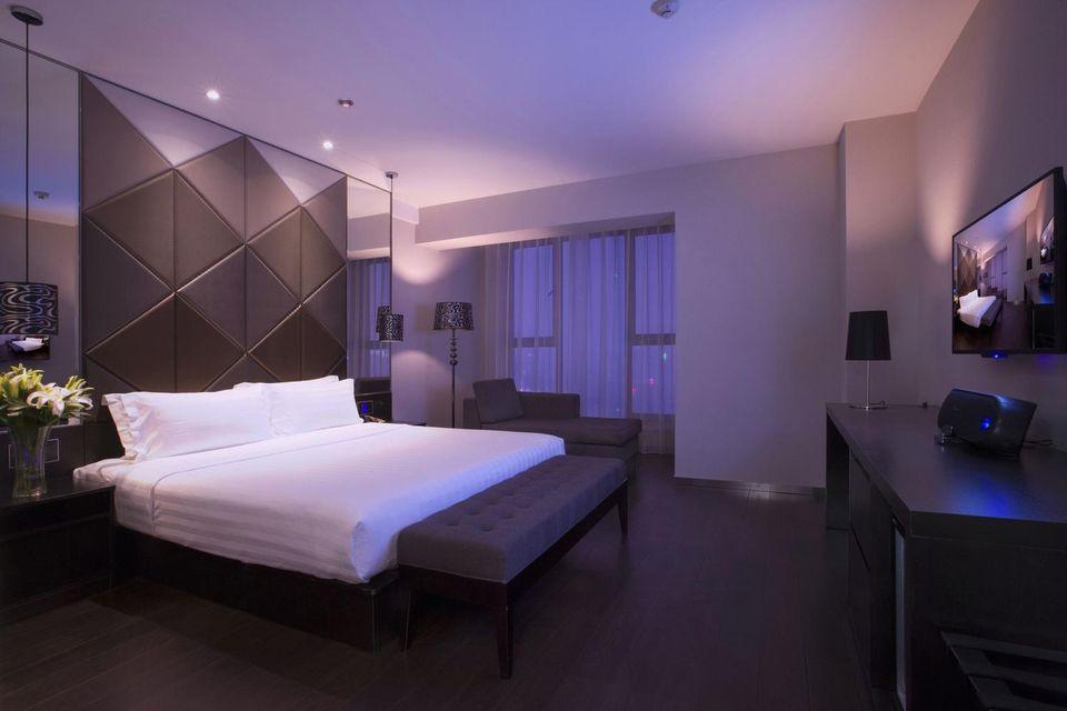 Business, Queen Bed