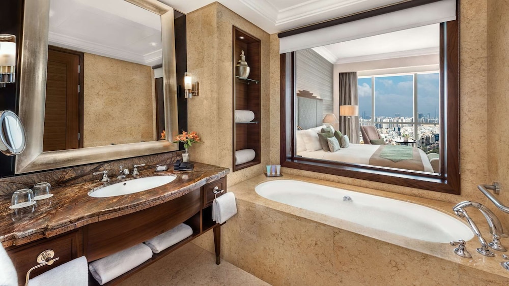 Dusit Thani Abu Dhabi 44/45