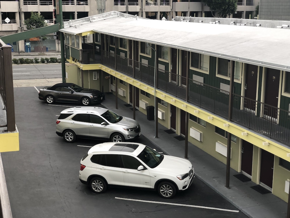 Lombard Plaza Motel 53/64