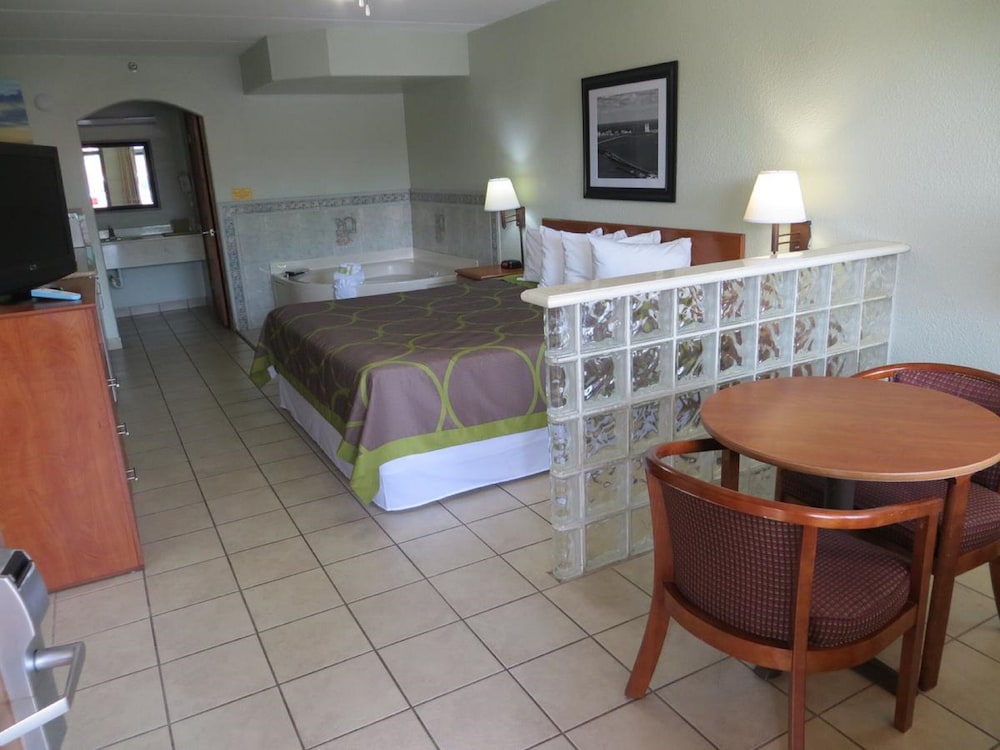 Super 8 By Wyndham South Padre Island 17/25