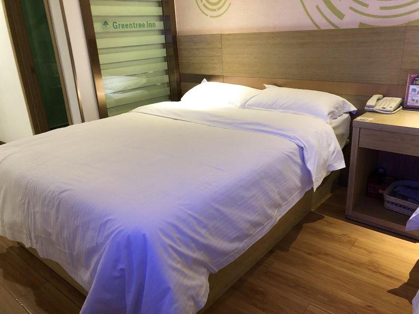 Room, Queen Bed, No Window
