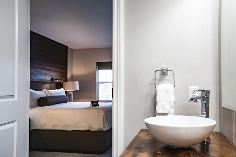 Ironworks Hotel 44/48