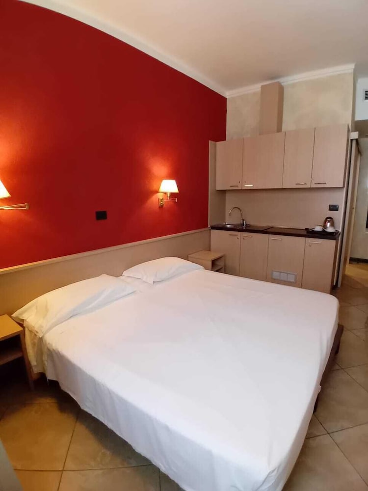 ROOM, DOUBLE BED, KITCHENETTE
