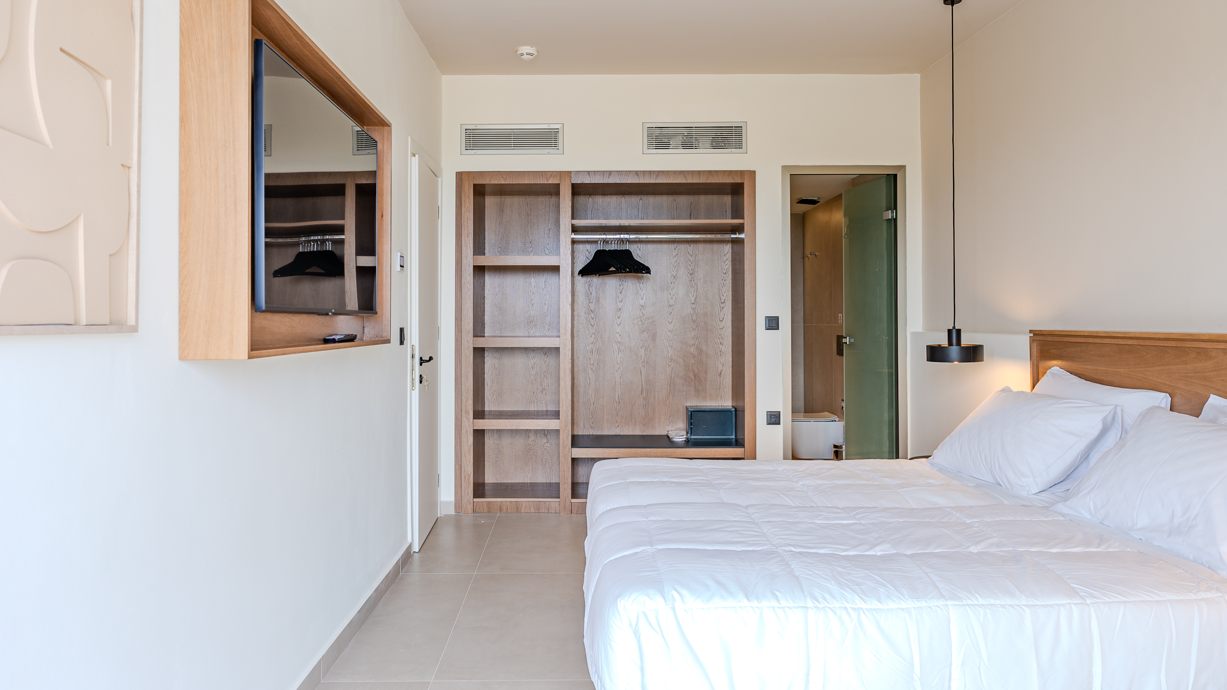2 Bedrooms, Suite