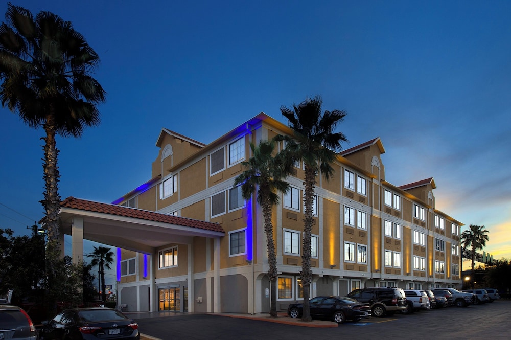 Holiday Inn Express Hotel Suites San Antonio Downtown Market Area 2/38