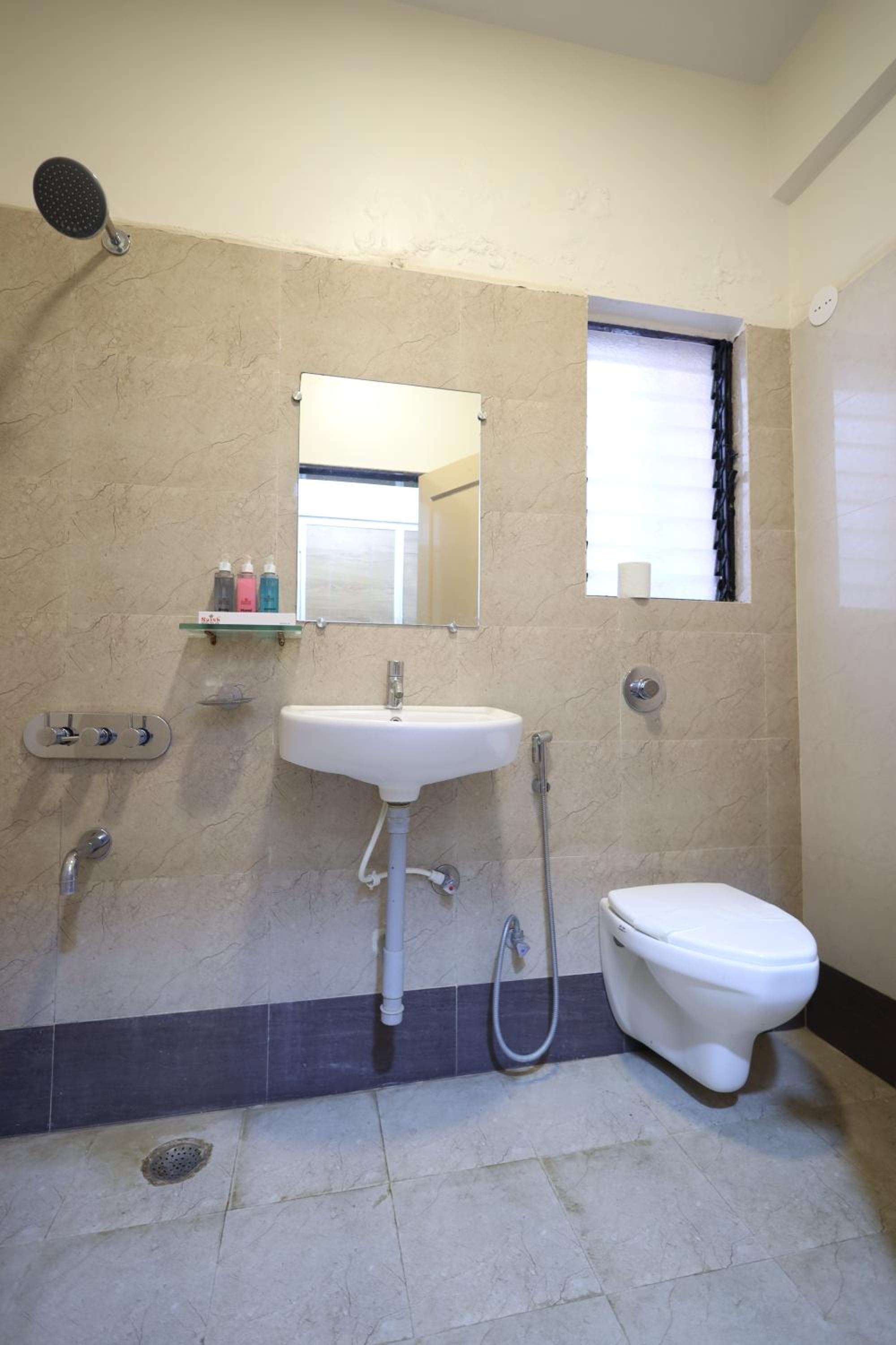 Oyo 4445 Hotel Saishri 61/63