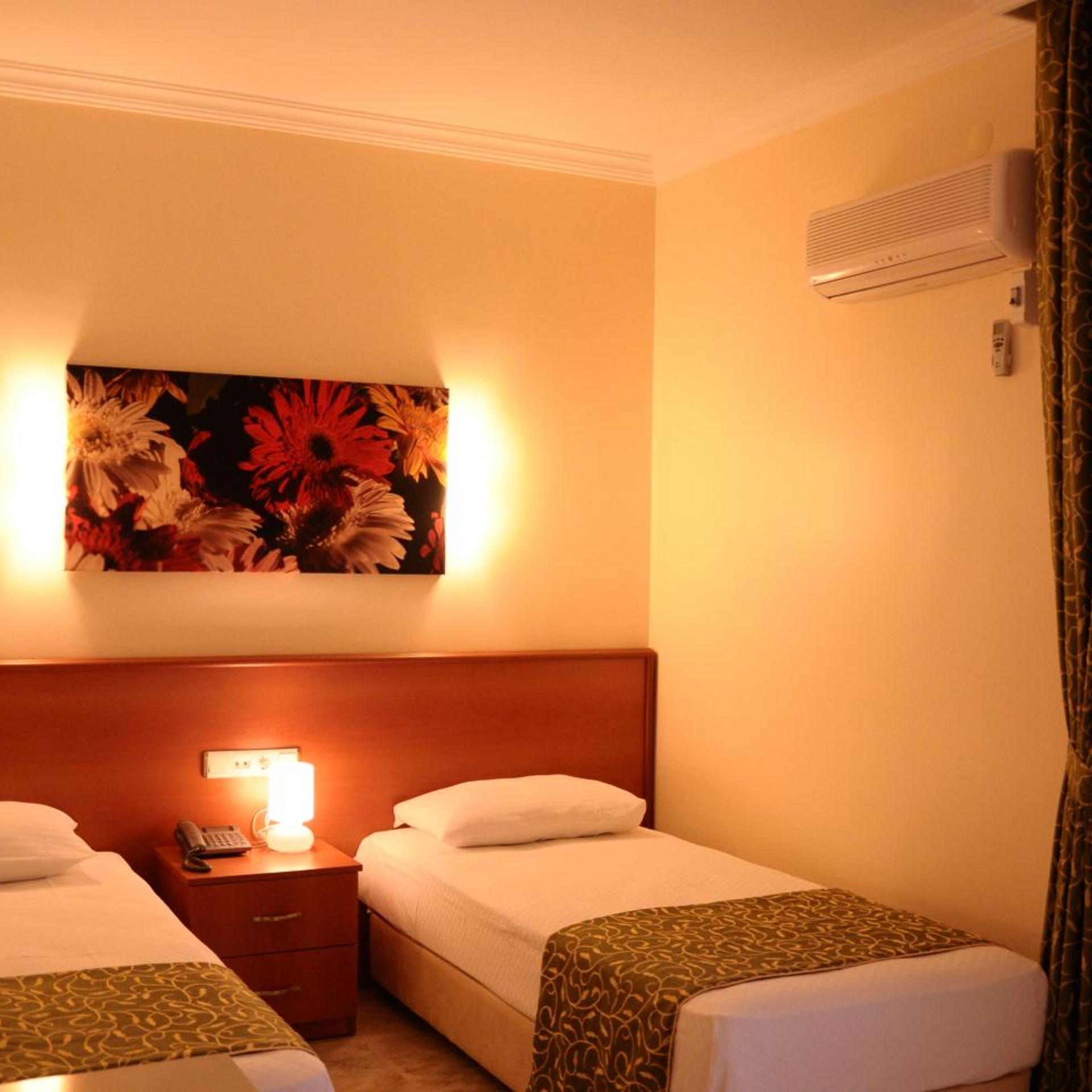 ROOM, DOUBLE OR TWIN BED, PARTIAL SEA VIEW
