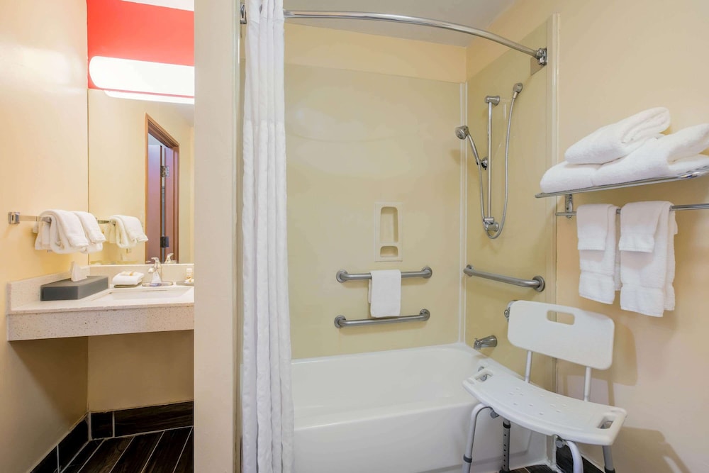 La Quinta Inn & Suites by Wyndham Dallas Mesquite 18/67