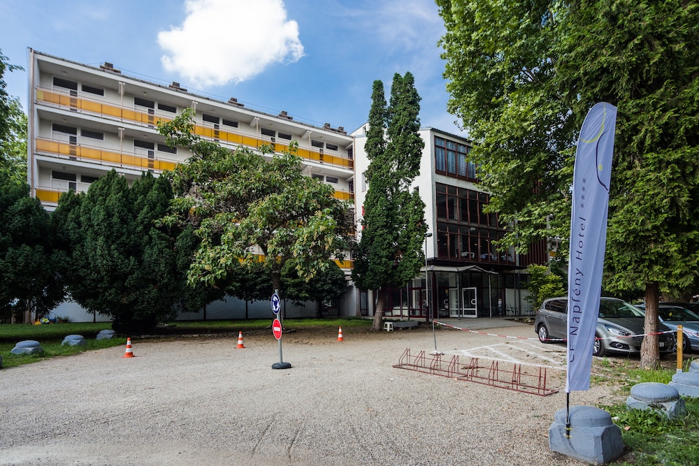 Ce Napfény Hotel 33/41