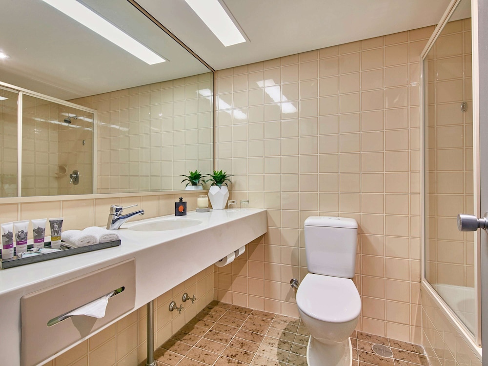 Mercure Perth 70/72