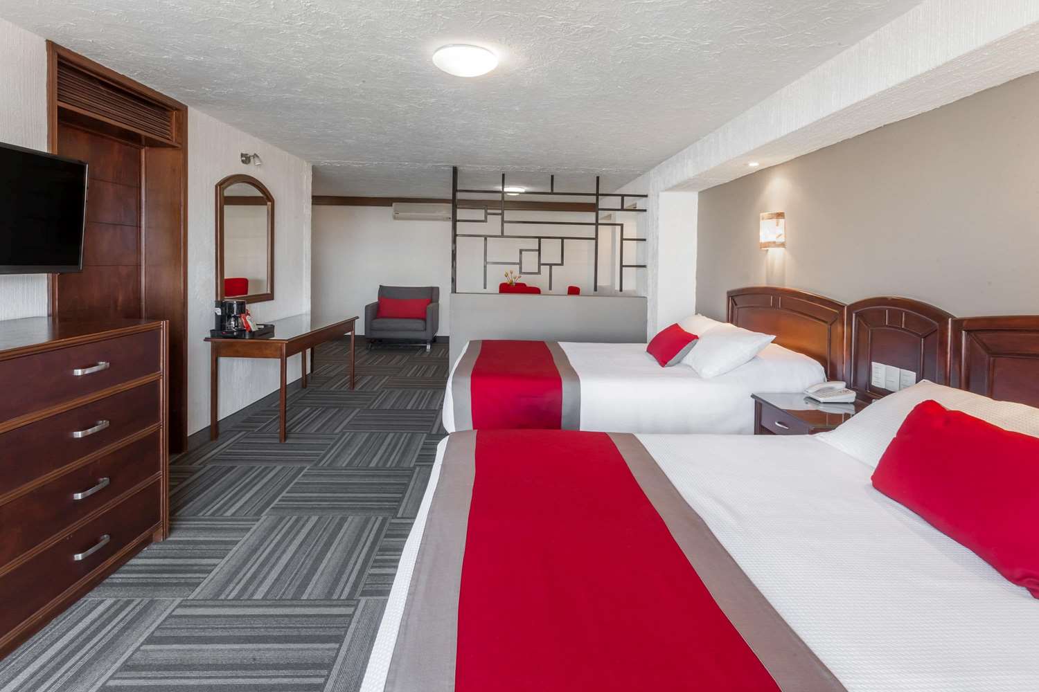 Ramada Plaza by Wyndham Leon 6/54