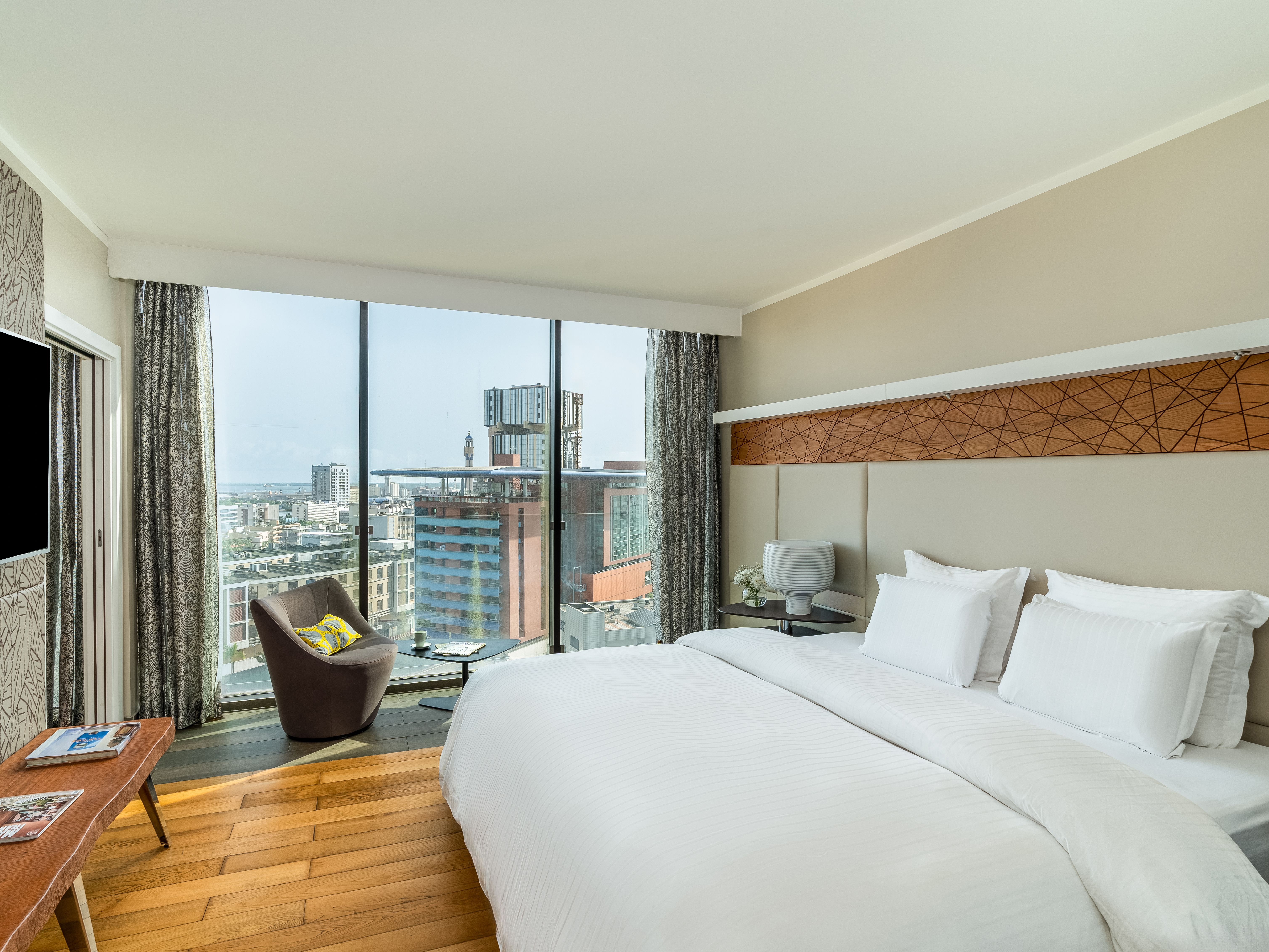 Junior Suite, King Bed, Side City View