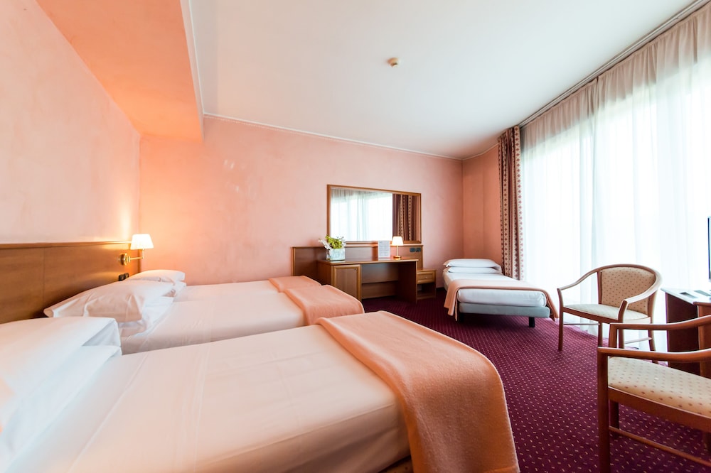 ROOM, QUADRUPLE