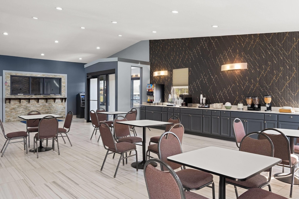 Super 8 by Wyndham Fort Wayne 45/58