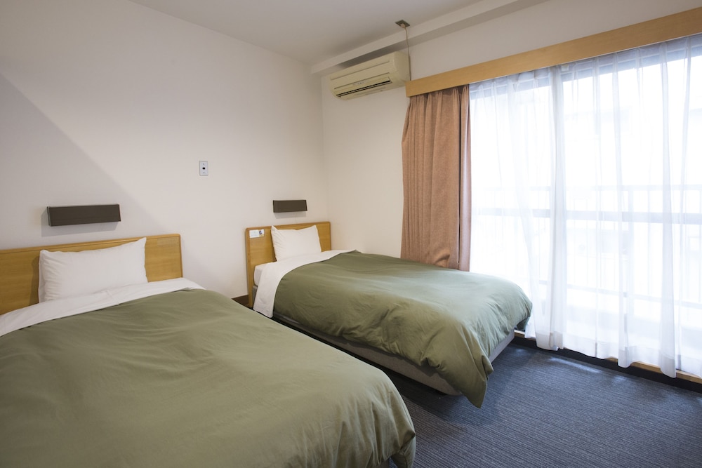 ROOM, TWIN BEDS