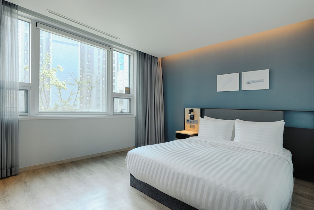 SUPERIOR, DOUBLE BED, WEST TOWER, ACCESSIBLE