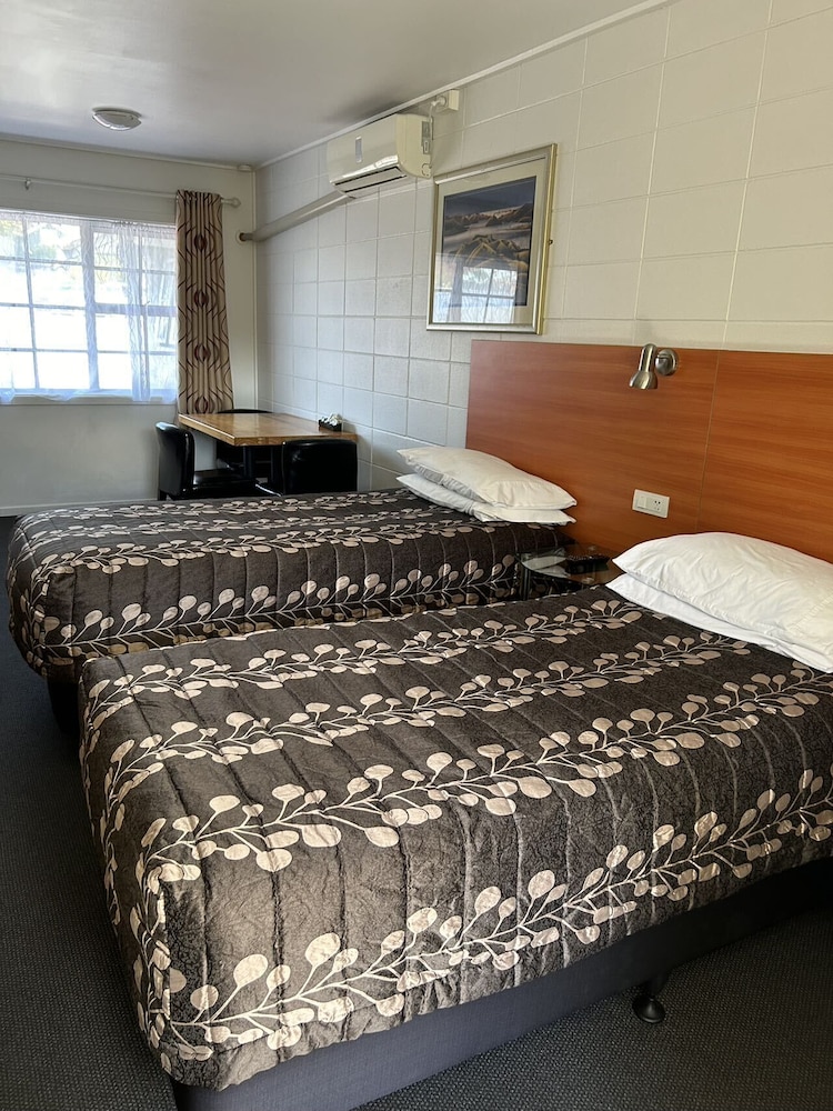 Tudor Motor Lodge 26/47
