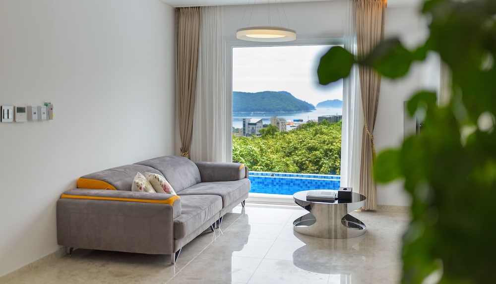 FRIEMILY POOL VILLA AND HOTEL 36/52