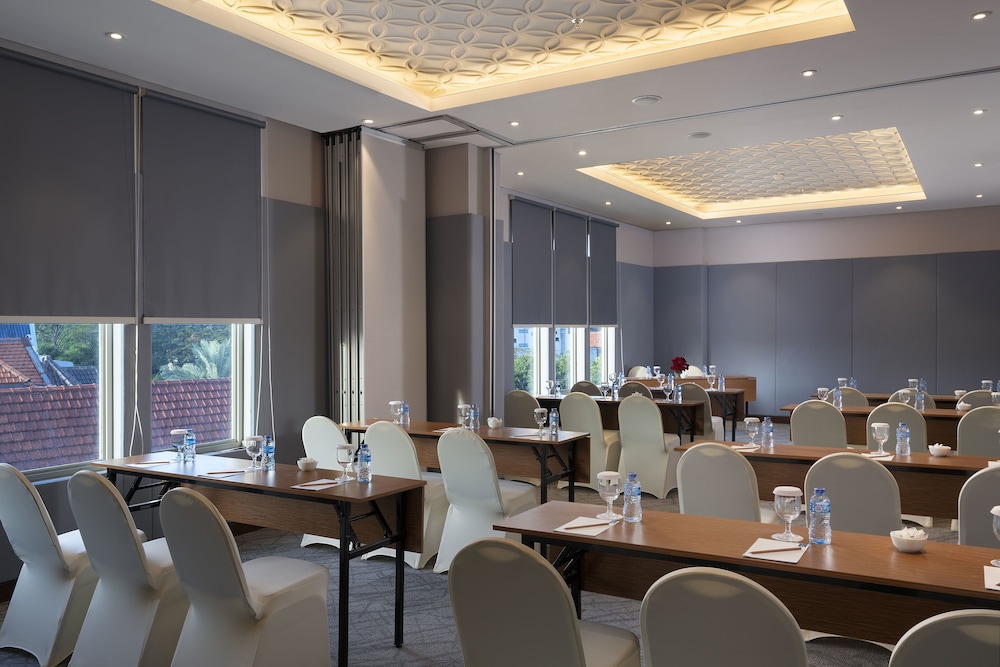 Batiqa Hotel Darmo 64/68