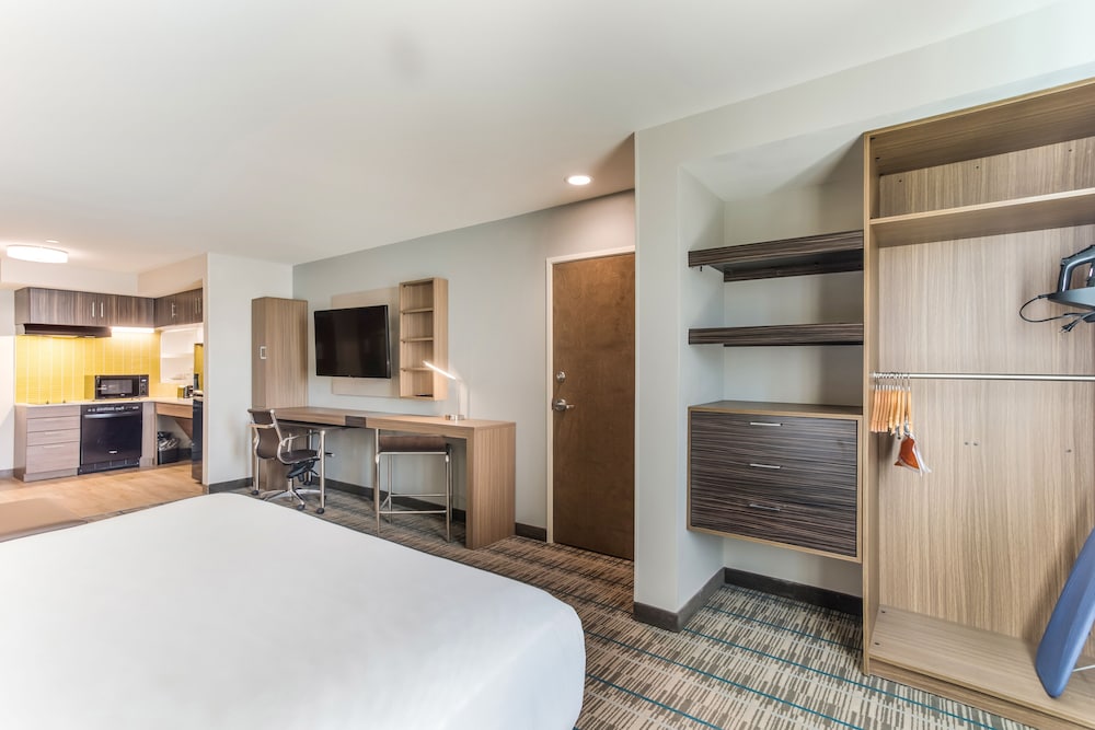 Suite, King Bed, Sofa, Accessible