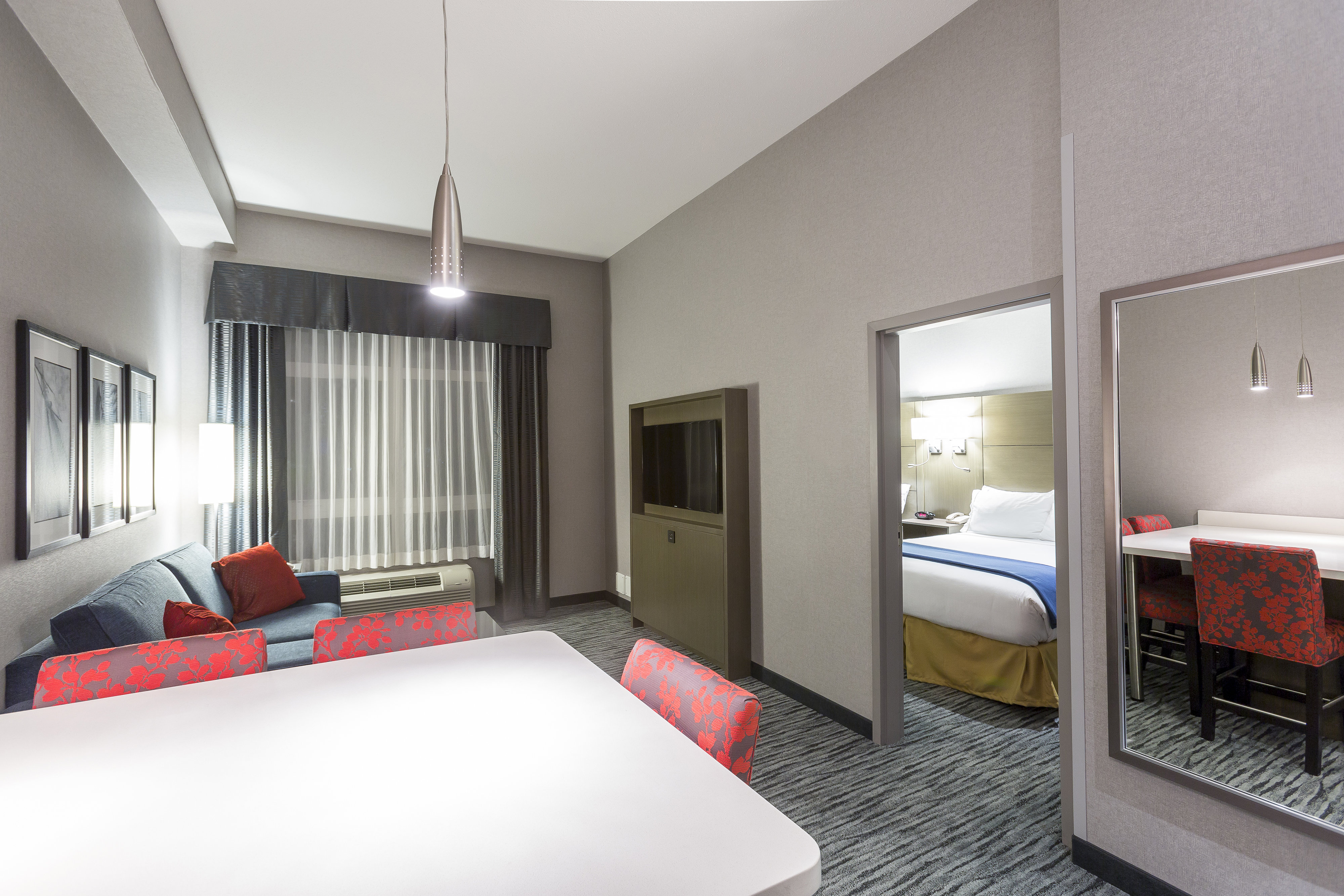 Holiday Inn Express Suites Riverport 22/76