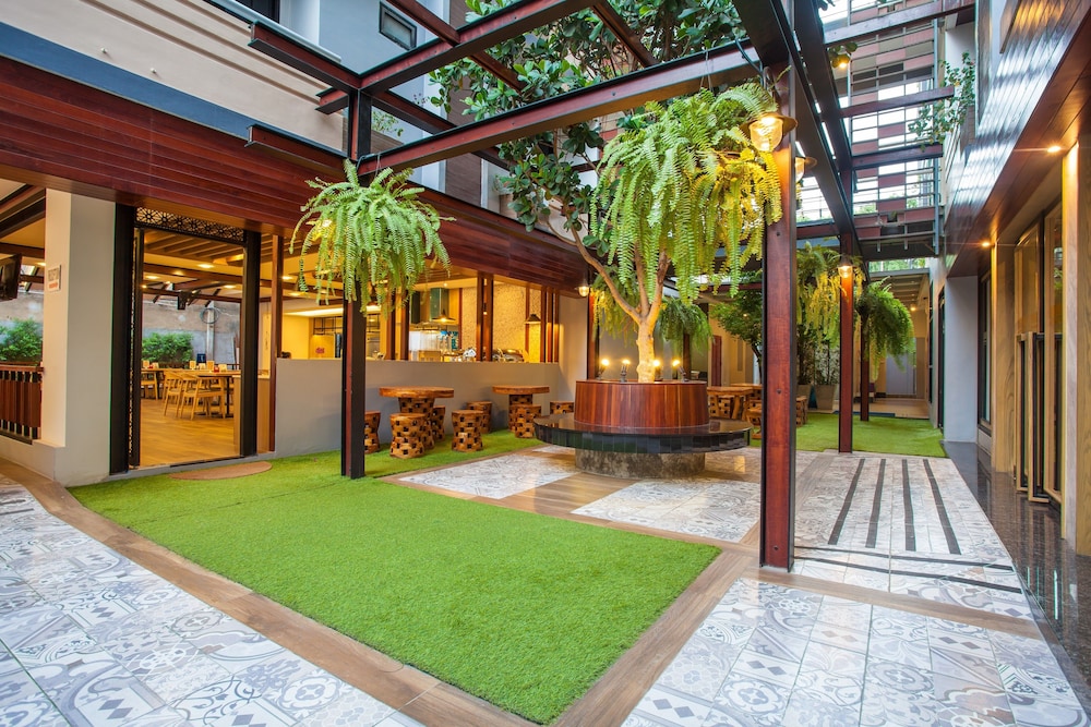 New Siam Palace Ville Hotel 68/70
