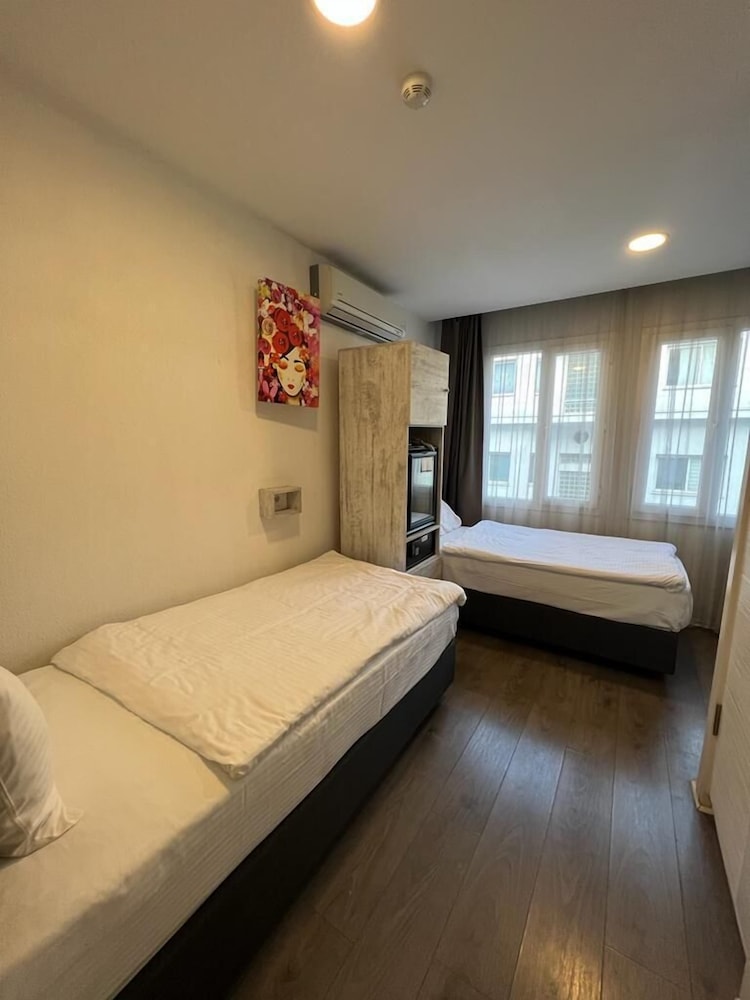 Piano Hotel 9/38
