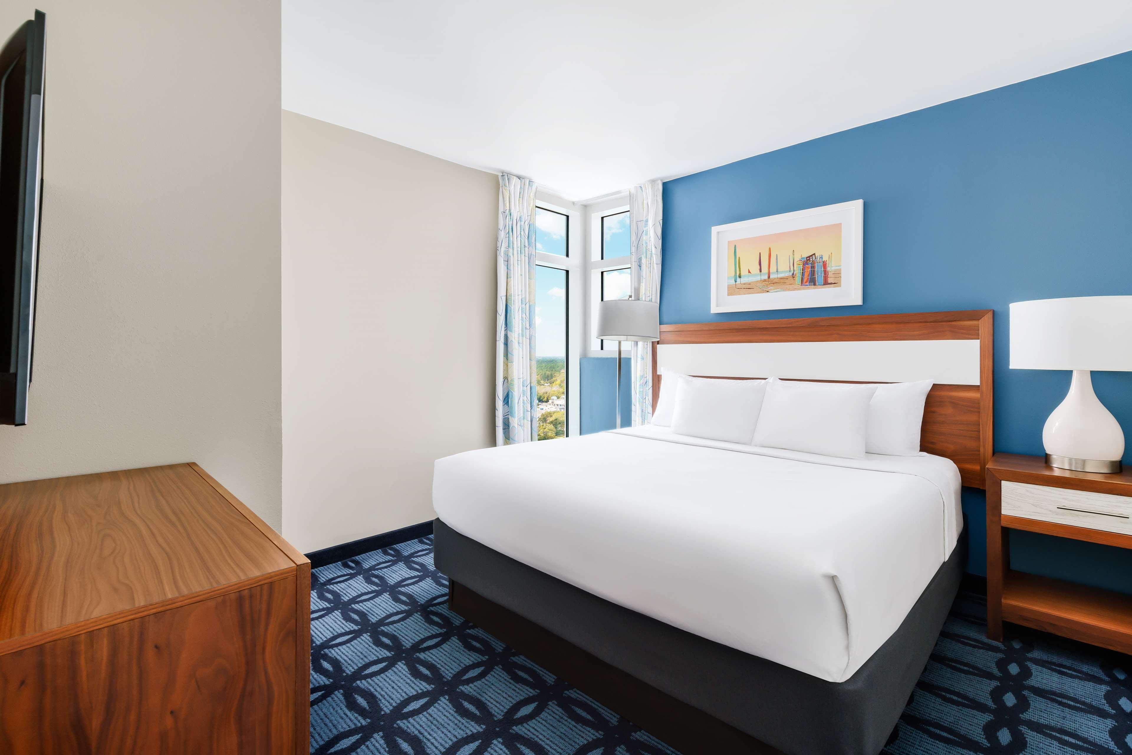 SUITE, KING BED, PARTIAL OCEAN VIEW, BALCONY