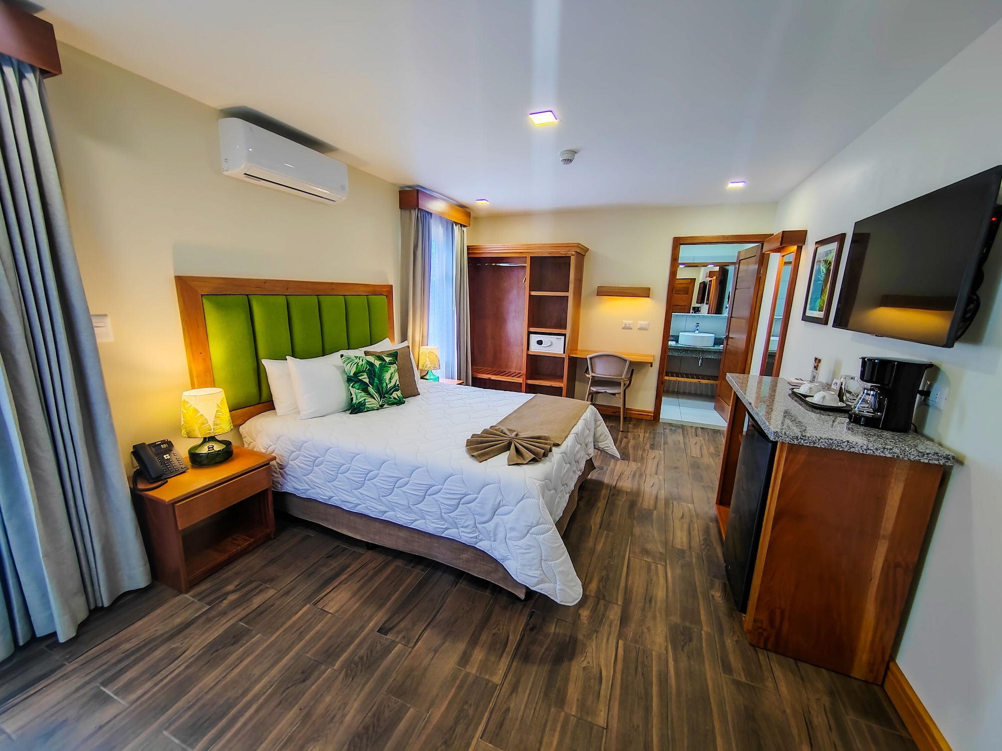 Forest, Superior, Queen Bed