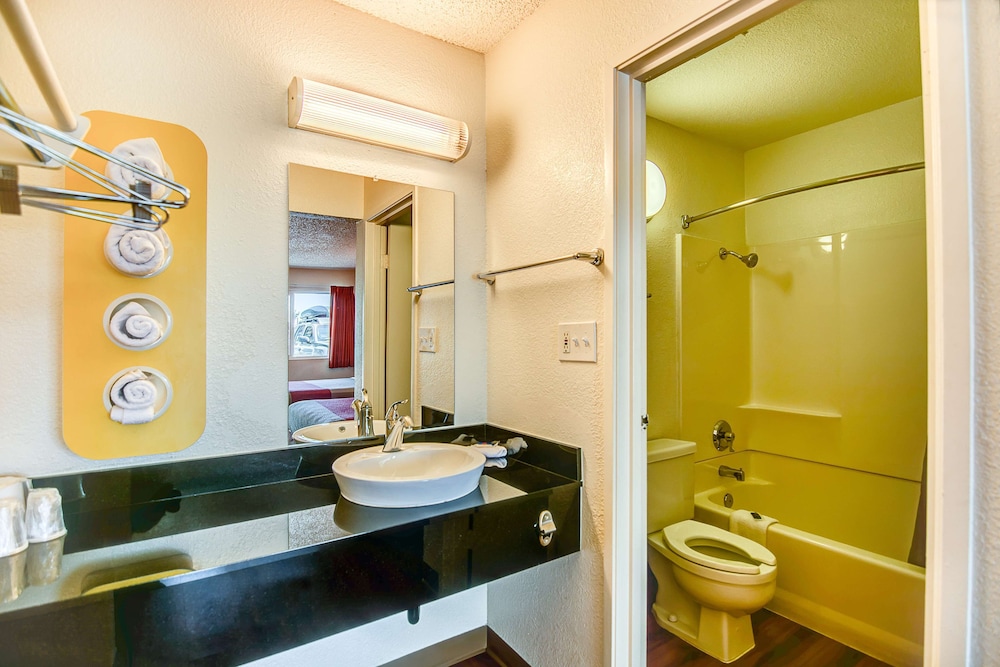 جناح بسرير كوين، Motel6 Stockton, CA - Charter Way West 4/5