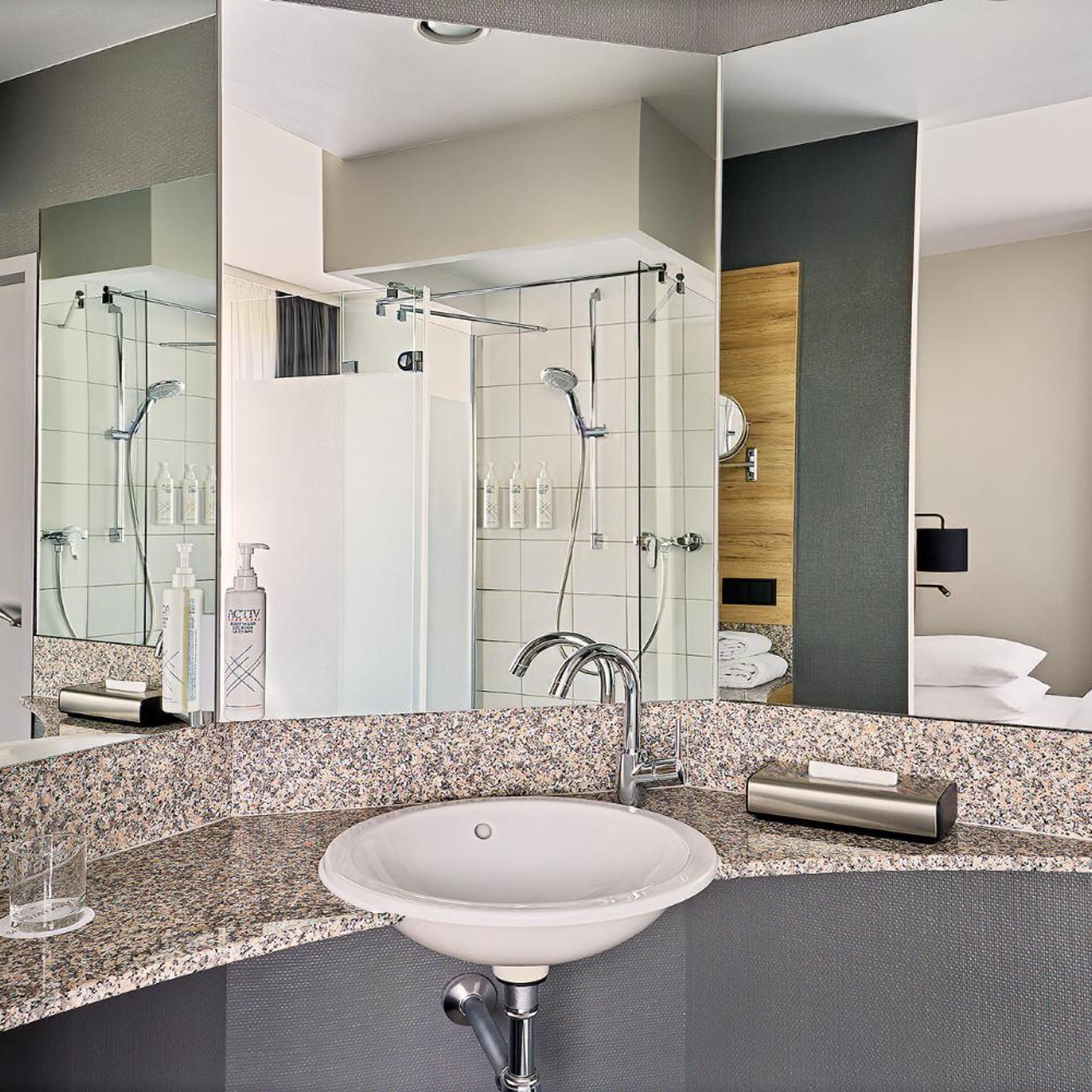 غرفة كبيرة بسرير كوين مع أريكة، FOUR POINTS FLEX by Sheraton Ratingen Dusseldorf Airport 10/10