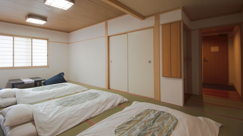 ECONOMY, TRIPLE, SHARED BATHROOM