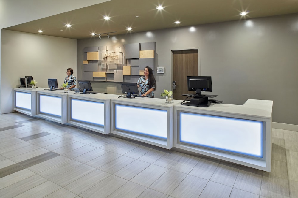Holiday Inn Express Waikiki 10/77