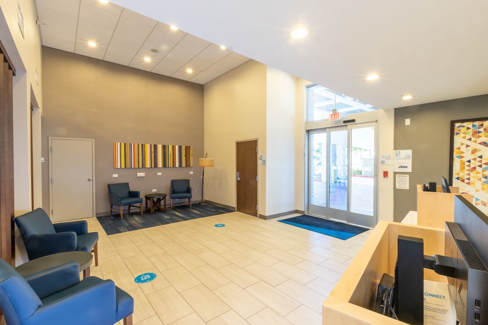 Holiday Inn Express Anaheim West 32/45