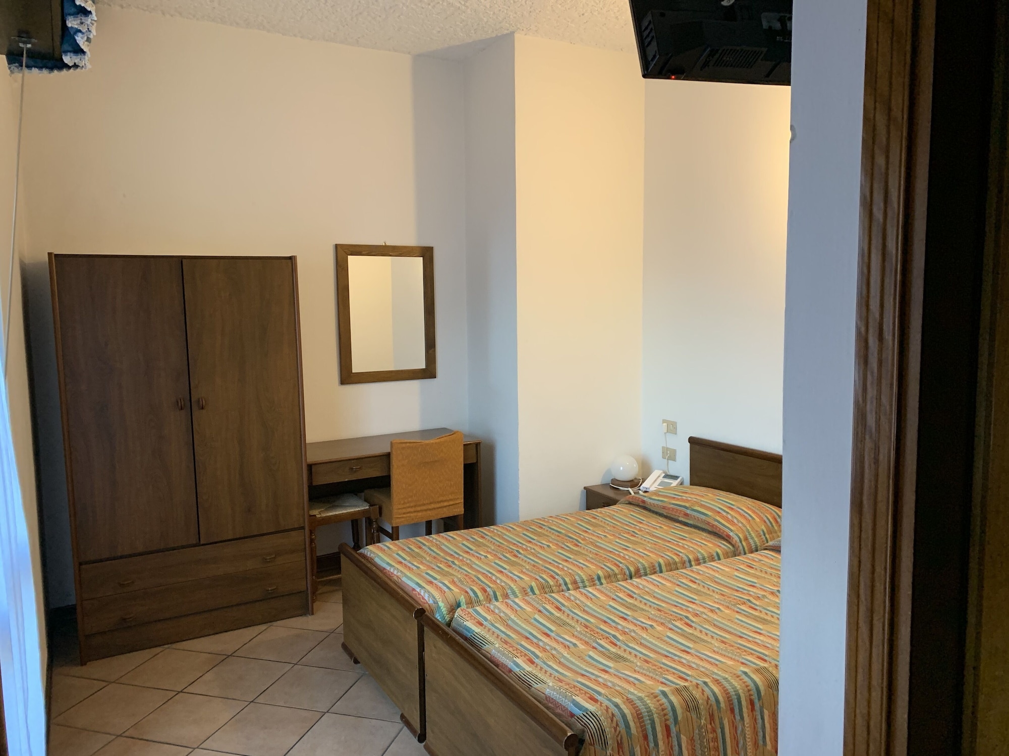 ROOM, DOUBLE OR TWIN BED