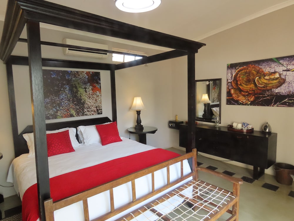 DELUXE, KING BED, POOL VIEW