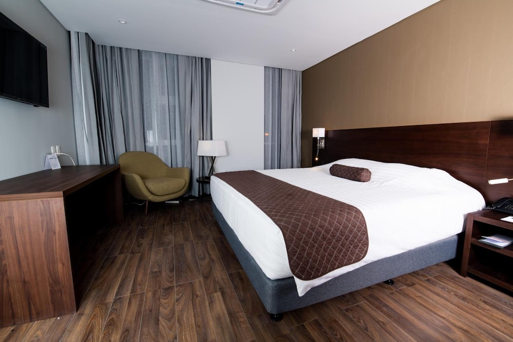 Hotel Rennova 10/70