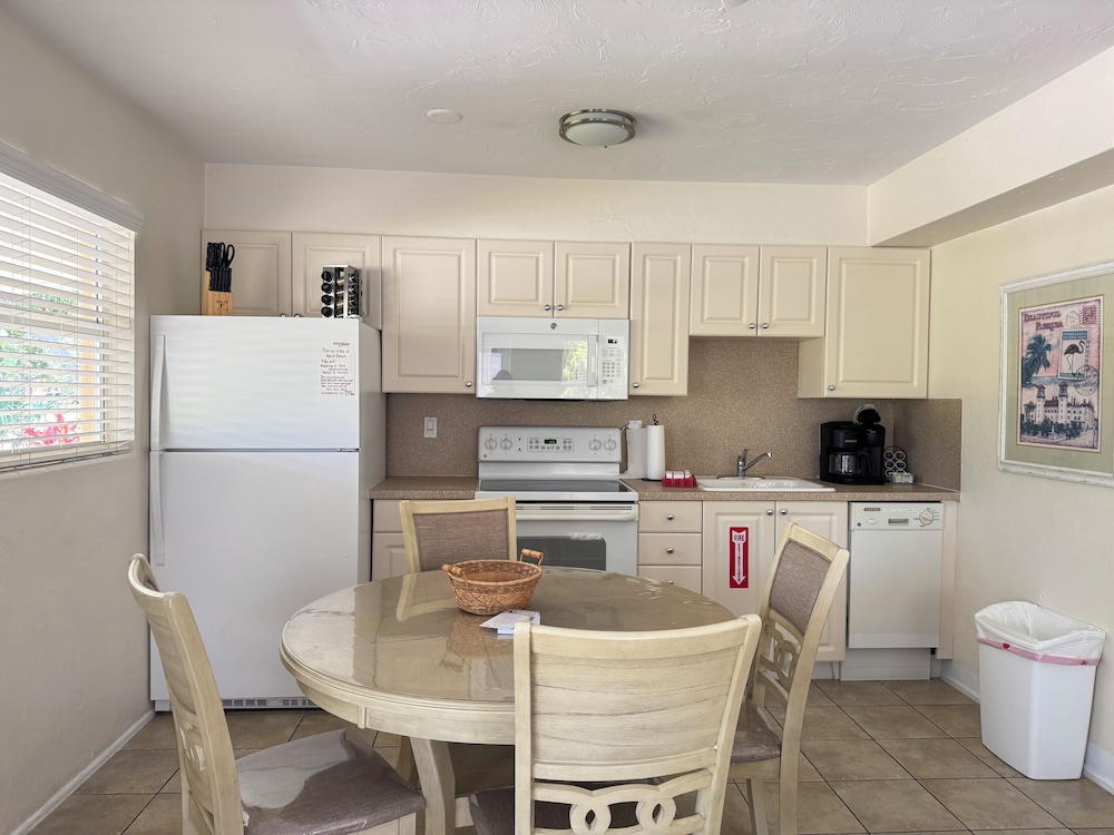 Tropical Villas of Venice Beach 52/71
